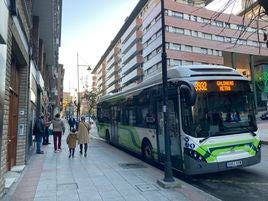 Vecinos de Galdakao transitan por la calle principal de la localidad.