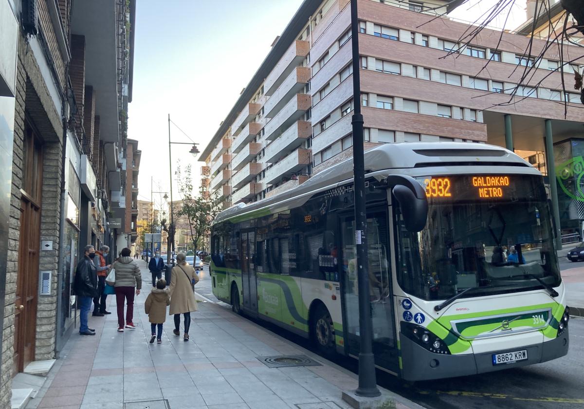 Vecinos de Galdakao transitan por la calle principal de la localidad.