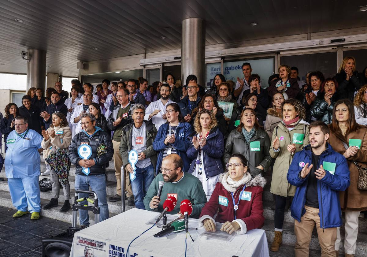 Representantes de los trabajadores durante la rueda de prensa.