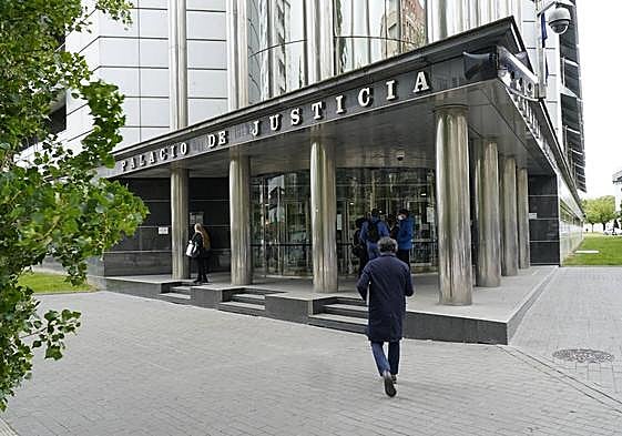 Acceso principal del Palacio de Justicia de Vitoria.