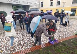 La ofrenda floral en memoria de las víctimas tuvo lugar en Ezkudi