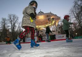 Varias personas se deslizan por la pista de hielo de Navidad de Vitoria.