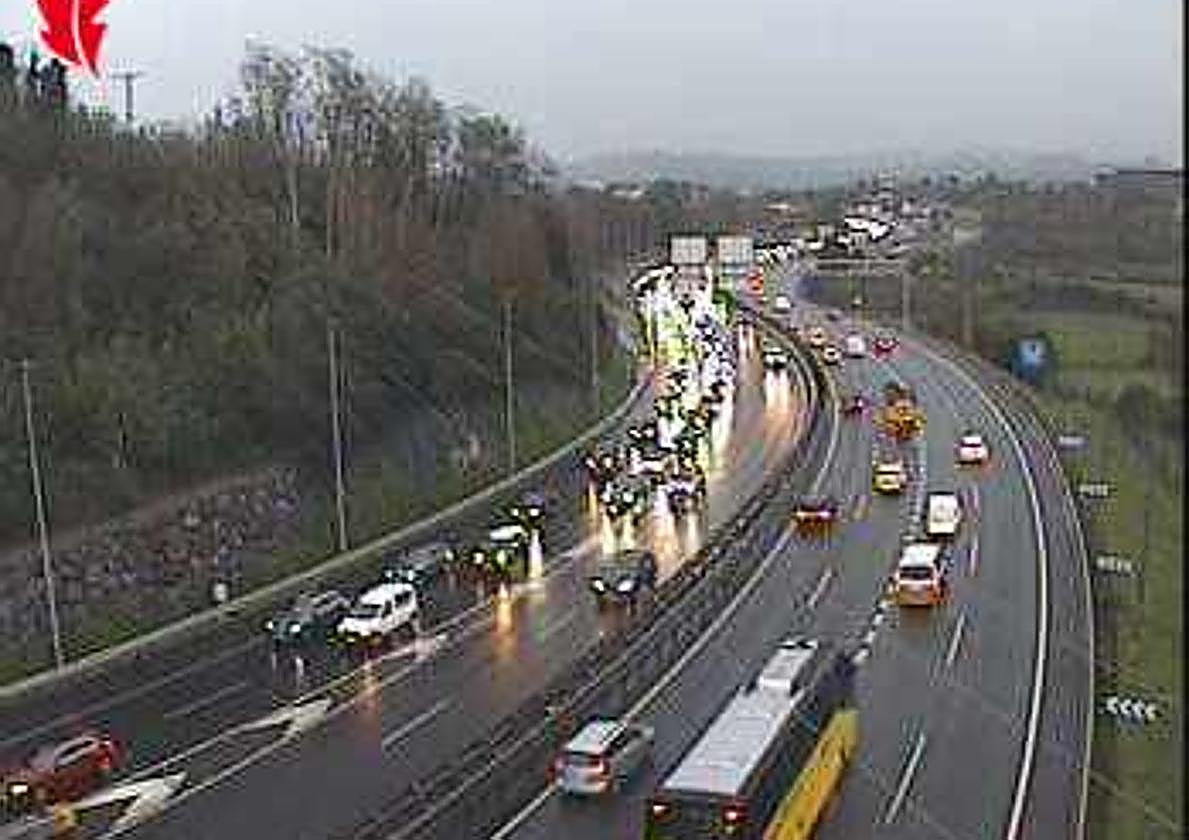 Dos horas de retenciones en el Txorierri y La Avanzada tras tres accidentes múltiples