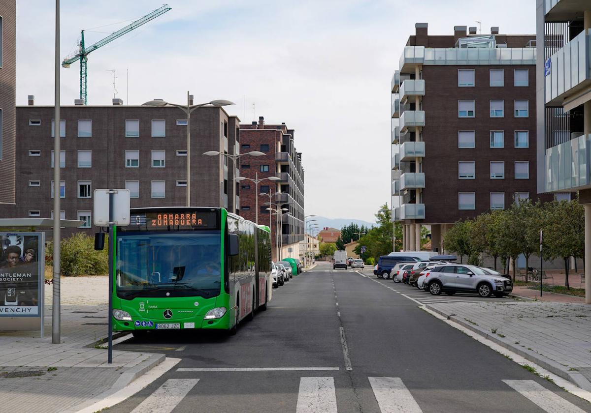 Autobús de Tuvisa en el barrio de Goikolarra.