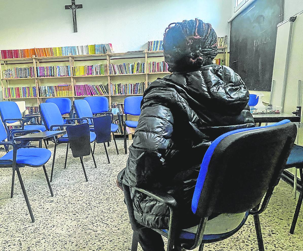 Joy estudia castellano y cuida de sus dos hijos, uno enfermo, mientras aguarda una oportunidad laboral.