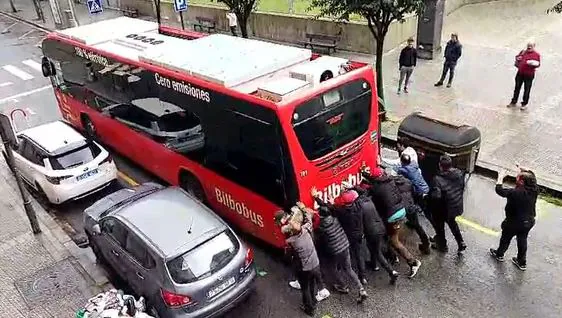 Una decena de ciudadanos ayuda al conductor a liberar la carretera.