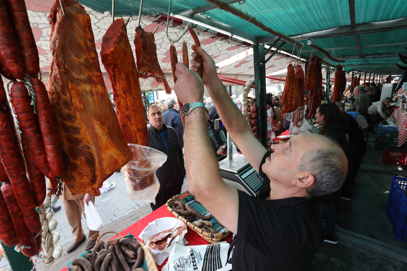 Multitudinaria feria del cerdo en la localidad costera