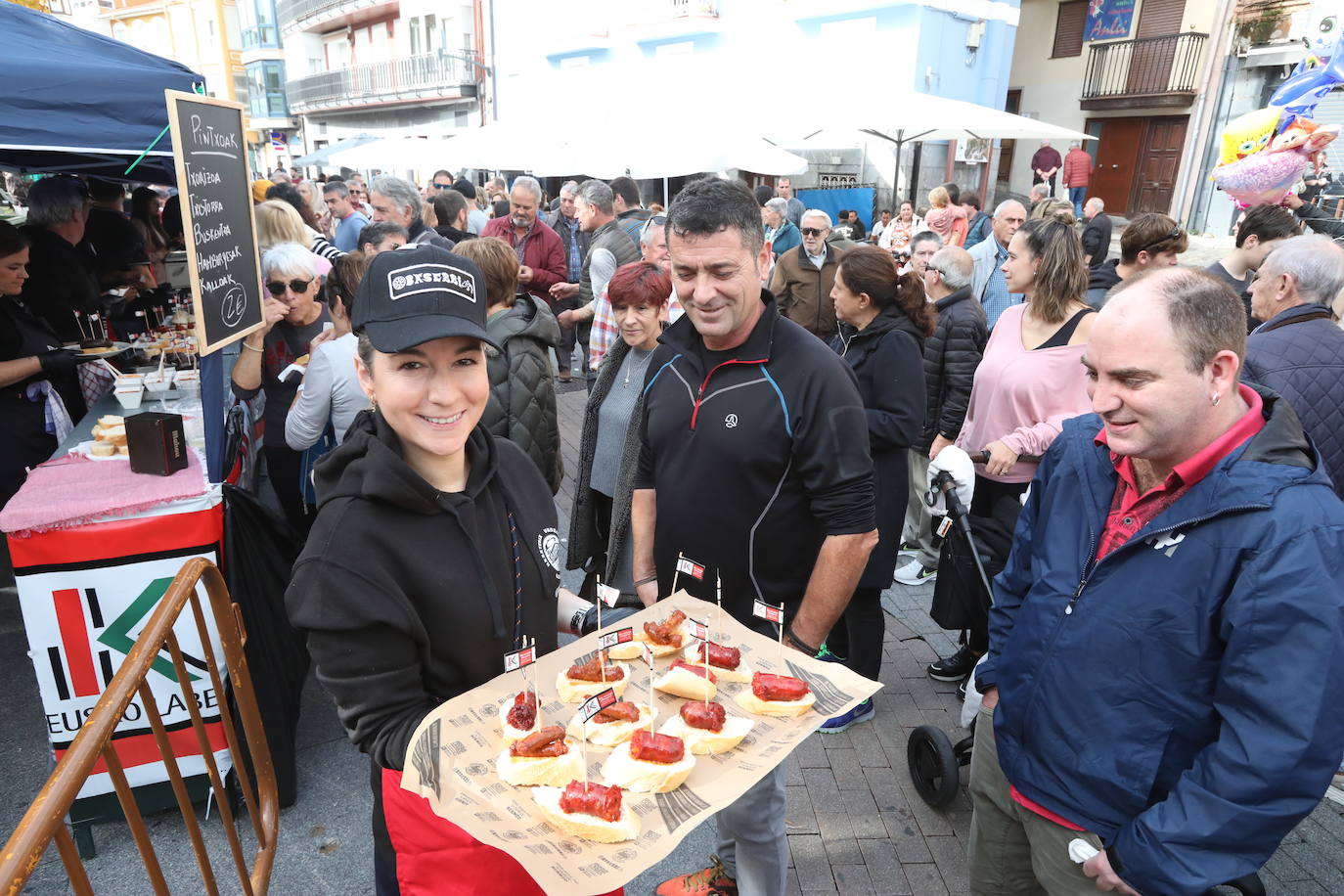 Multitudinaria feria del cerdo en la localidad costera