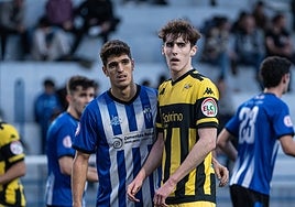 Iñigo Erreguerena y Javier Elías a la espera de una acción a balón parado en el Padura-Portugalete.