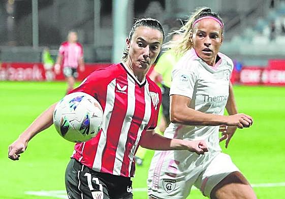 Ane Azkona pugna por el balón con Mónica, histórica jugadora de la selección brasileña.