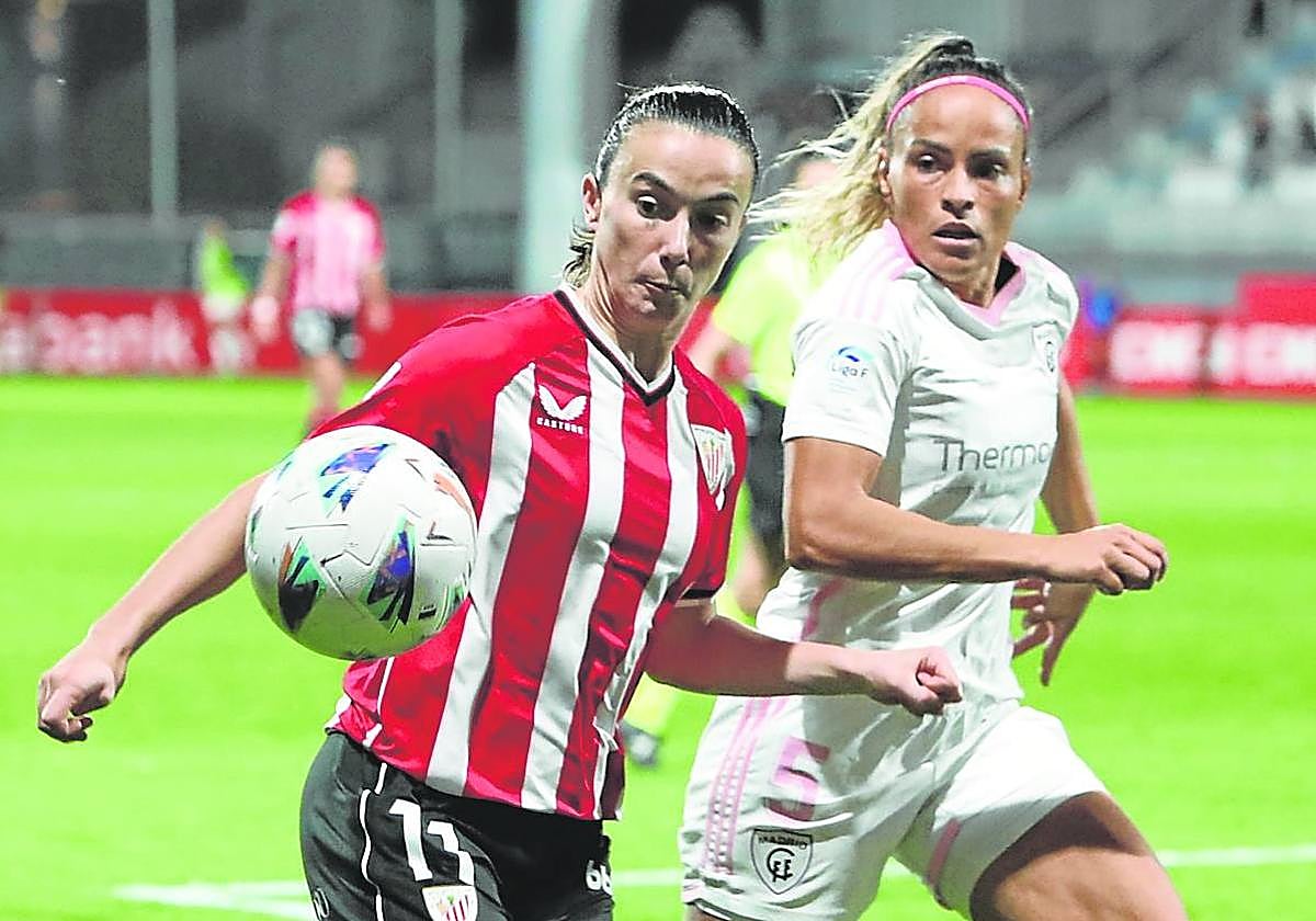 Ane Azkona pugna por el balón con Mónica, histórica jugadora de la selección brasileña.