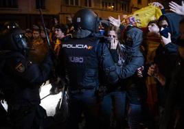 Decenas de personas protestan contra la amnistía frente a la sede del PSOE en Valencia.