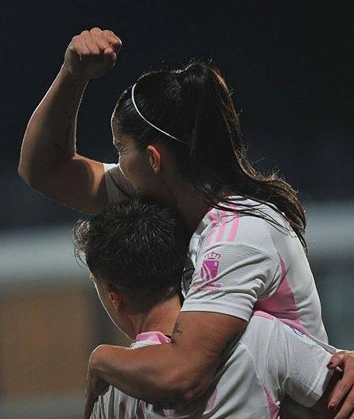 Imagen secundaria 2 - Arriba, Clara Pinedo celebra su gol olímpico. A la izquierda, Nanclares desvía un chut de Luany. A la derecha, Karen festeja el segundo gol olímpico de la tarde en Lezama.