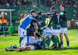 Los jugadores del Sestao River celebran uno de los goles que endosaron a la Gimnástica Segoviana.