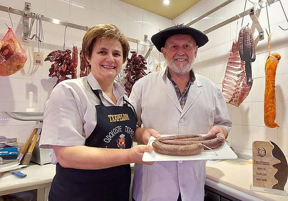 Emilio Bilbao junto con su mujer, Rosi Gerekaetxebarria, regentan la carnicería Anaiak' de Bermeo.