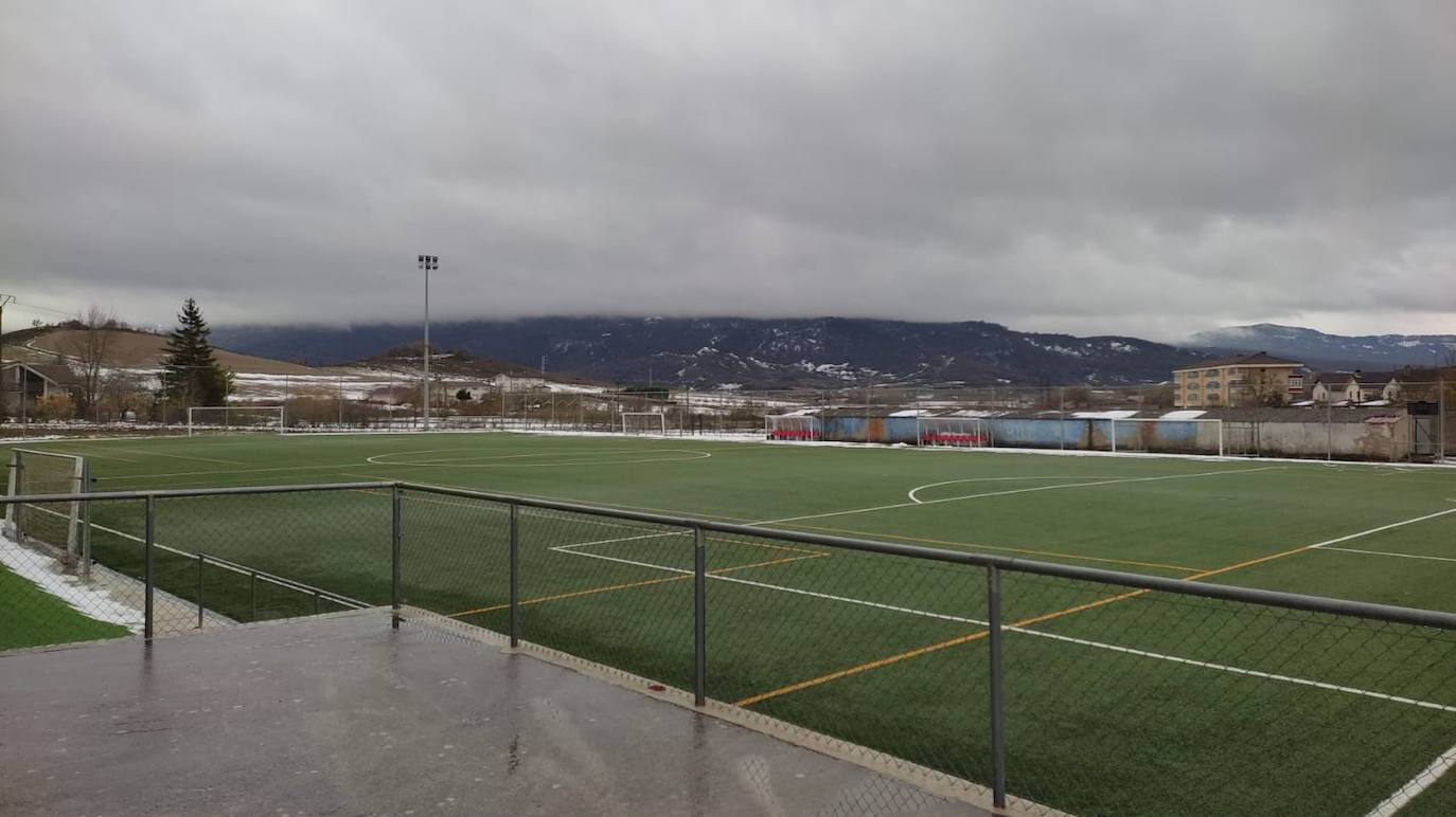 Panorámica del campo de fútbol de Araia.