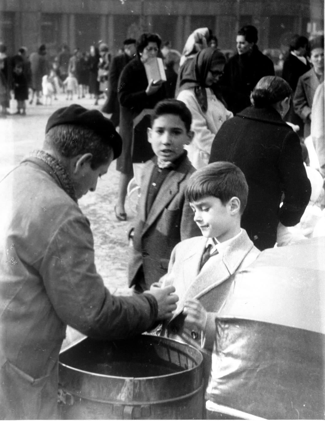 La ruleta del barquillero era una obsesión para los niños de antaño, que tenían muchas menos tentaciones a su alcance. En Bilbao, el barquillero por excelencia fue Boni, Bonifacio López, con su pregón de «al barqui, barqui, barqui» y su entusiasta mensaje inscrito en el bombo: «Viva mis clientes».