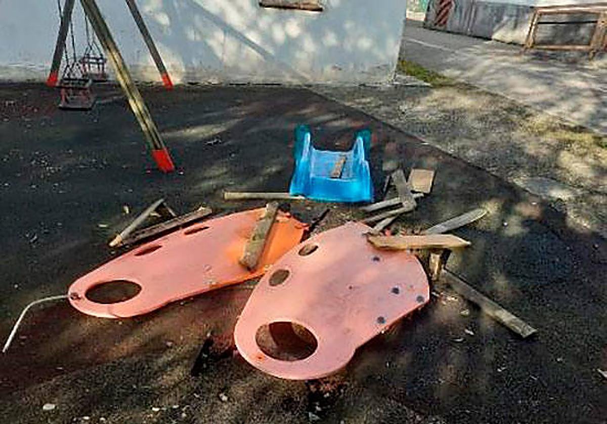 El patio escolar fue atacado y sufrió varios desperfectos.