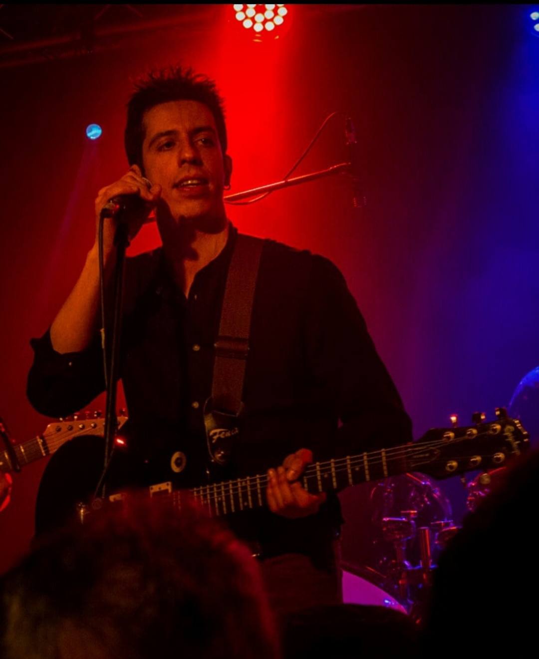 David de Sande, en pleno concierto del grupo Srta. Escarlata, que tocará el sábado en Le Coup con Sweet River Band.