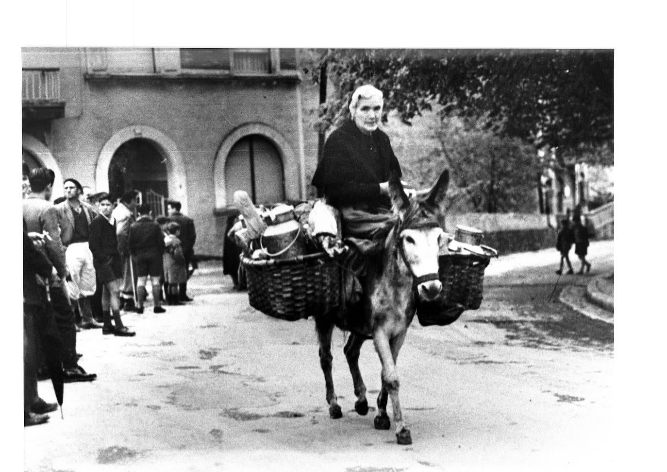 En los tiempos anteriores al tetra-brik y el tratamiento UHT, la leche se compraba a granel y se hervía en las casas. Era todo un mundo que sorprende a los más jóvenes: la palabra 'lechera' designaba un recipiente (todos los hogares tenían alguna, de varios litros, para transportar el preciado líquido) y también a las personas que vendían la producción de sus vacas, muchas de ellas trayéndola desde el caserío. 