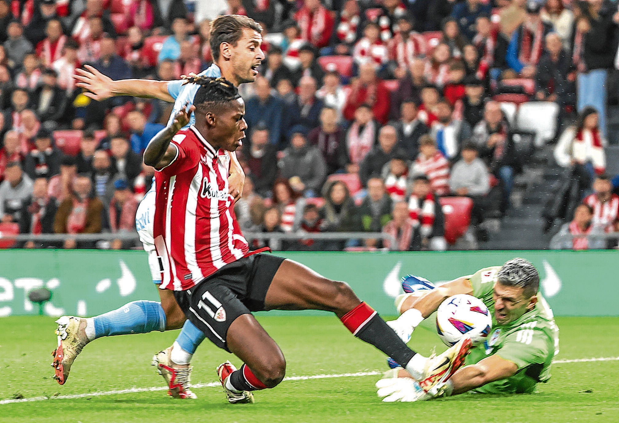 Nico Williams remata ante Guaita, portero del Celta, el viernes en San Mamés.