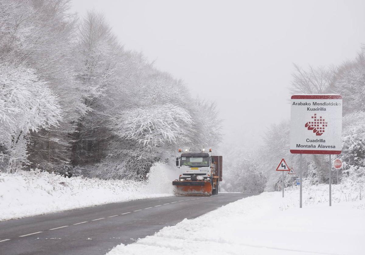 Una máquina quitanieve limpia la carretera el pasado invierno.