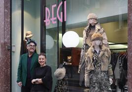 Dos amigos abren una tienda en Bilbao para mujeres que no quieren vestir como todo el mundo.