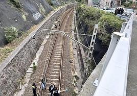 La Ertzaintza investiga la muerte de una mujer junto a las vías del tren en Trapagaran