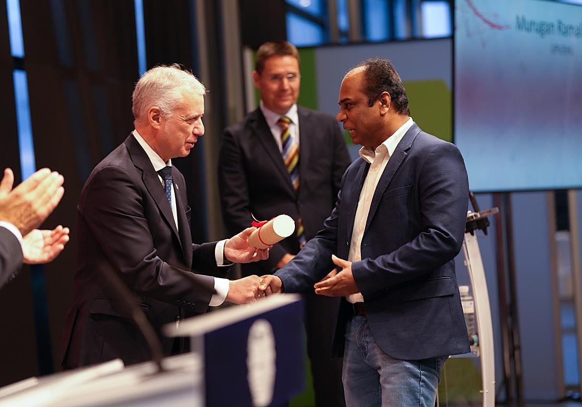 Urkullu entrega una distinción a un investigador de Ikerbasque.