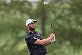 Rahm mira a la bola que ha disparado en el St. Jude Championship disputado el pasado agosto en Memphis.