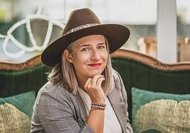 La vitoriana Usua Landa posa con uno de sus sombreros.