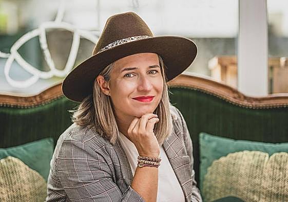 La vitoriana Usua Landa posa con uno de sus sombreros.