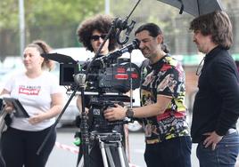 El realizador Imanol Ortiz y el director de fotografía Kenneth Oribe, en el rodaje de 'No hay que hablar con extraños'.