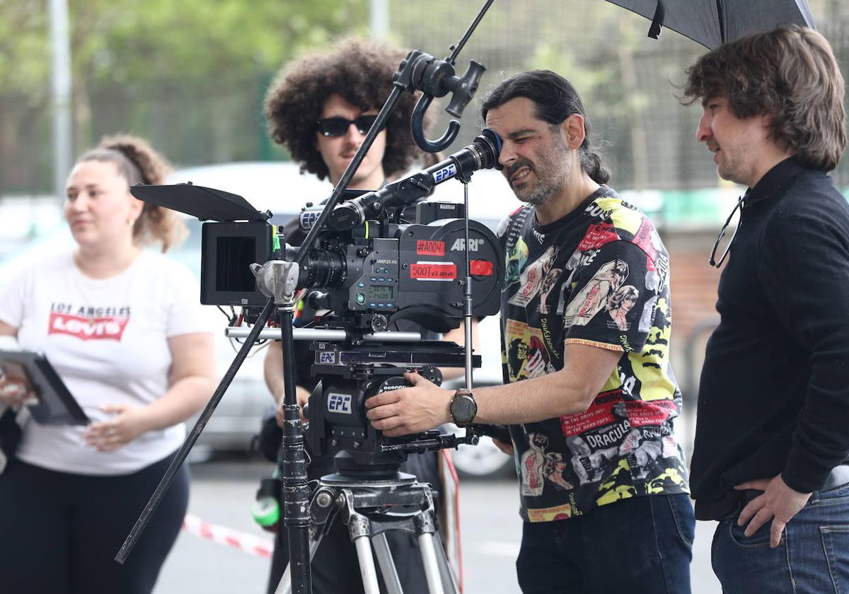 El realizador Imanol Ortiz y el director de fotografía Kenneth Oribe, en el rodaje de 'No hay que hablar con extraños'.