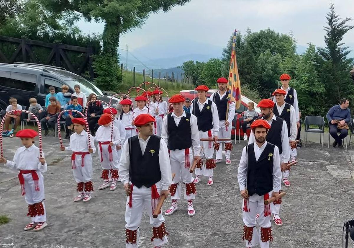 Componentes del grupo local Iremiñe en una de sus actuaciones.