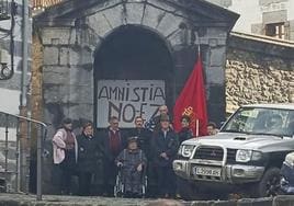 Pérez-Reverte elogia a los diez vecinos de Leiza que se manifestaron contra la amnistía