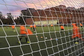 Un equipo ajeno a la información entrena en Sansomendi.