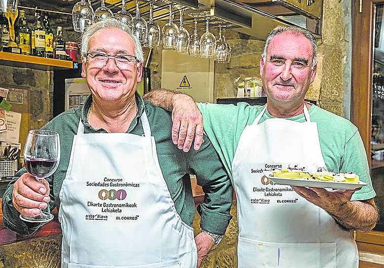 Luis Javier Uribe y Ernesto Chávarri brindan con el vino de Zintzo tras presentar sus platos, unas albóndigas de garbanzo y patata y, de segundo, unas milhojas de bacalao y pencas.