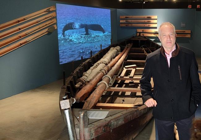 Michael Barkham, junto a una embarcación ballenera que forma parte de la exposición.