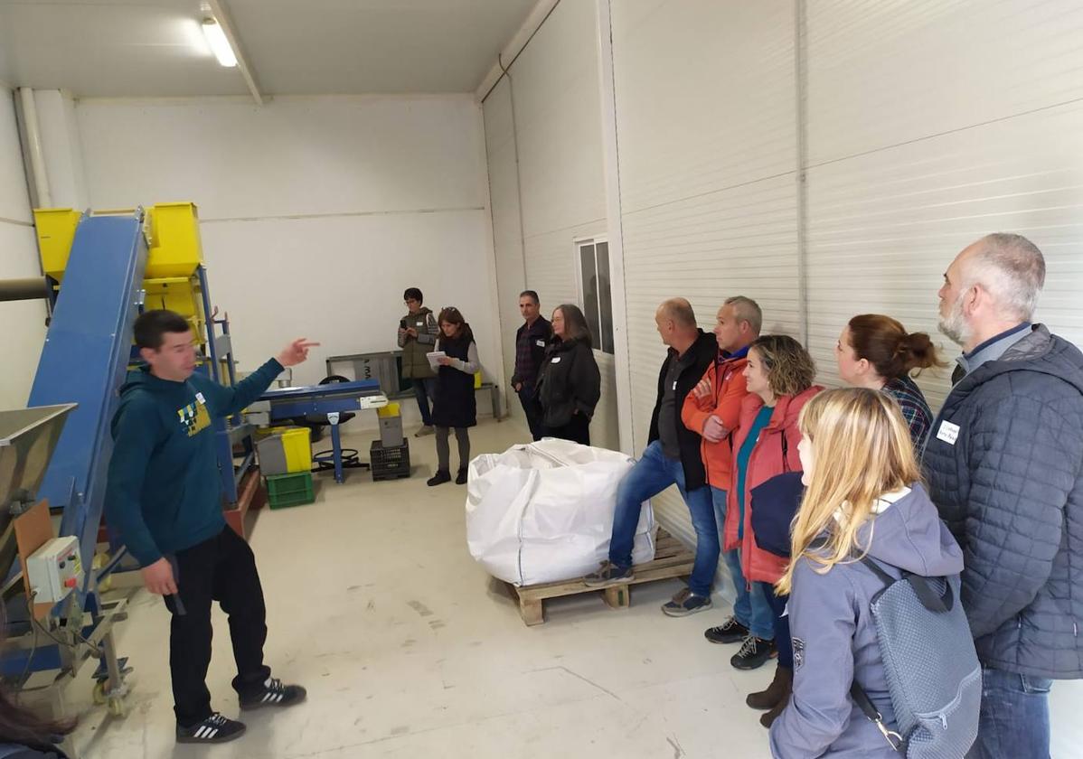 Las visitas han seguido con atención el recorrido por la planta de tratamiento de legumbres.