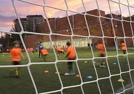 Un equipo ajeno a la información entrena en Sansomendi.