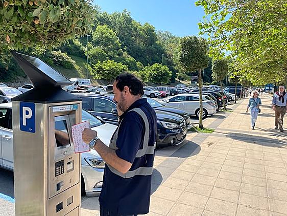 El Ayuntamiento recibe poco más de 300.000 euros al año por la empresa que gestiona 3.875 plazas de OTA en Getxo.