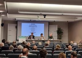 Ibarra, Auzmendi y Basaguren, en el auditorio de la Casa de Cultura Ignacio Aldecoa de Vitoria durante la charla.