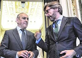 Ramiro González e Iñaki Oyarzabal hablan a la salida del pleno.