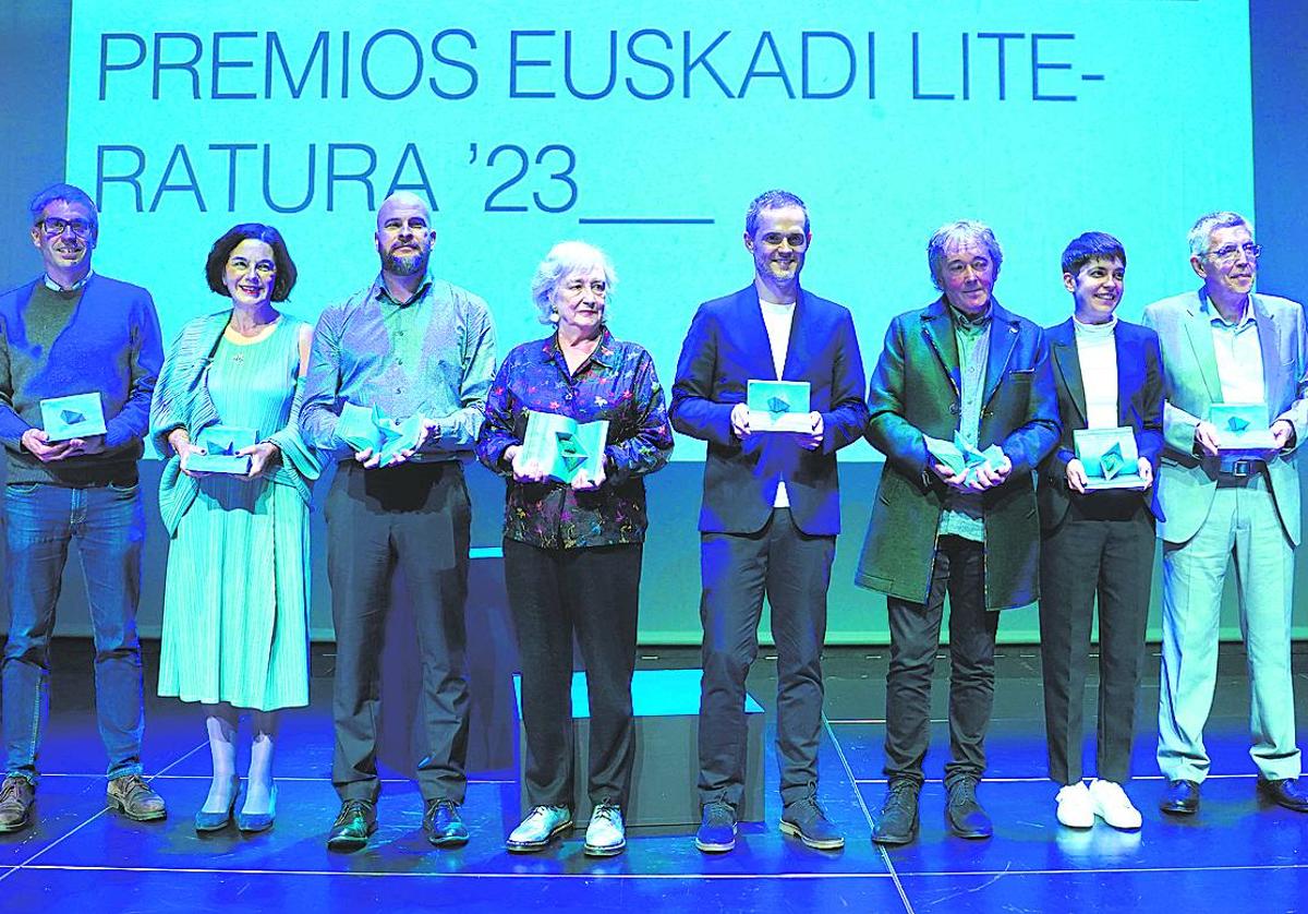 Ander Izagirre, Miren Billelabeitia, Alejandro Morellón, Arantxa Urretabizkaia, Joseba Larratxe, Patxi Zubizarreta, Maialen y Joxe Mari Berasategi. Los galardonados posan con la figura 'El libro navegable', de Jose Ibarrola.