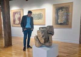 Irrintzi Ibarrola, comisario de la muestra, admira una de las obras del artista en el museo de Durango