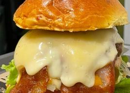 Sándwiches y hamburguesas de chuletas picadas en su propia cocina