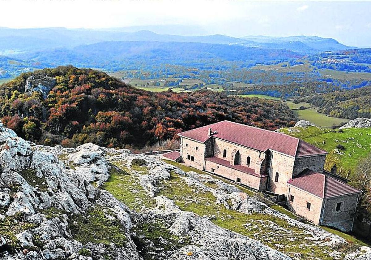 El monasterio de Oro es una de las paradas de la visita guiada por el entorno de Gorbeia.