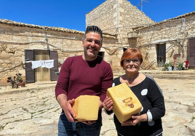 Alessandro Crizone y su 'mamma' Elia, queseros de la región de Ragusa.