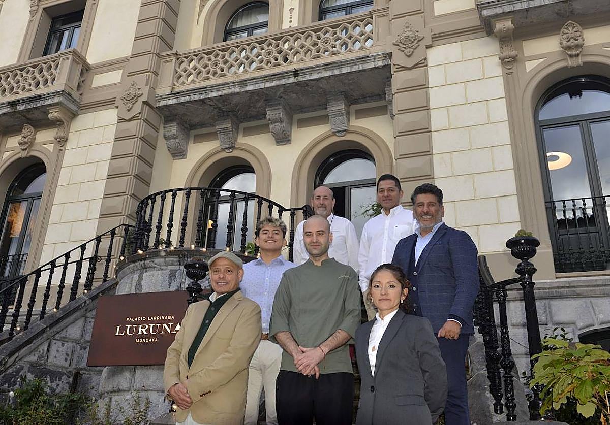 Los responsables del Lurana posan en las escalinatas que conducen a l comedor principal: George Michell –propietario–; George Matthew, pianista; Erlantz Navarro, jefe de cocina; Binaca Rivera, jefe de sala y Carlos Arellano, director del establecimiento (delante); Javier Mendívil, sumiller y Jairo Rivera (n segundo término).